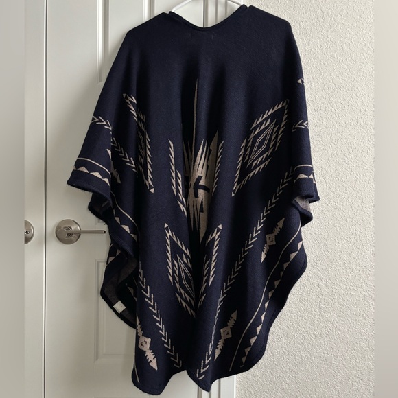 Francesca’s oversized square poncho cardigan, blue aztec pattern (size OS) - Picture 5 of 10